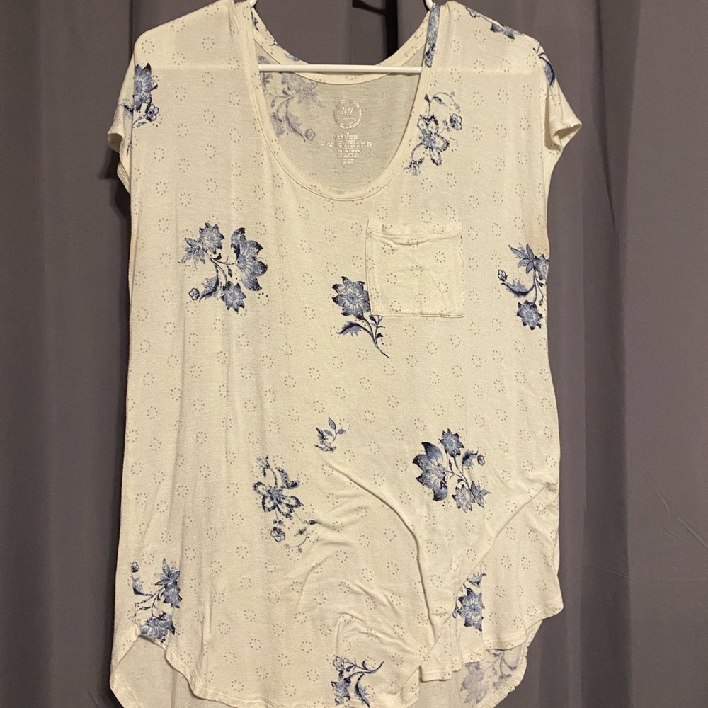 24/7 Maurice’s white tee with blue design